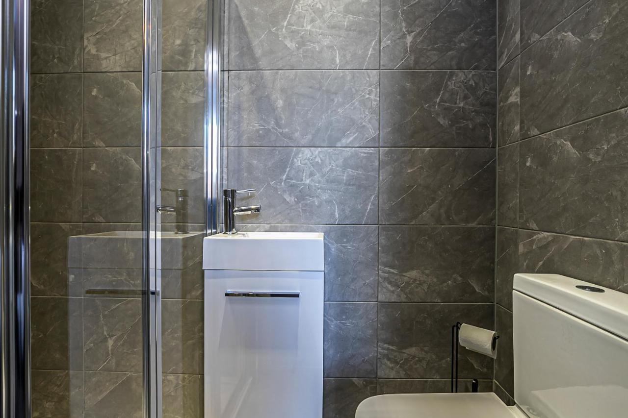 Pages Hotel And Guesthouse Харлоу Экстерьер фото