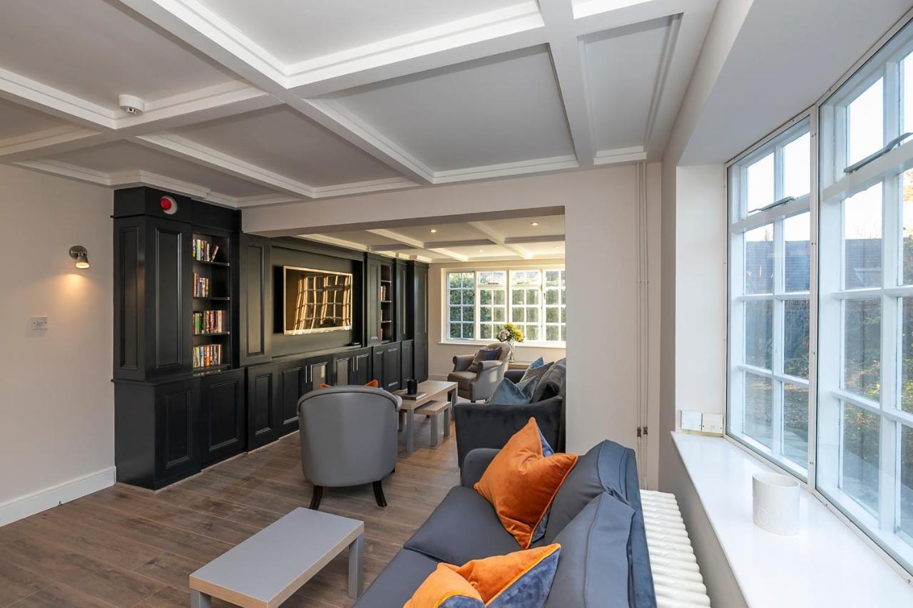 Pages Hotel And Guesthouse Харлоу Экстерьер фото
