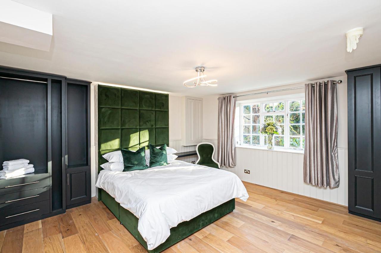 Pages Hotel And Guesthouse Харлоу Экстерьер фото
