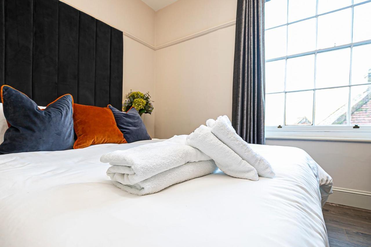 Pages Hotel And Guesthouse Харлоу Экстерьер фото