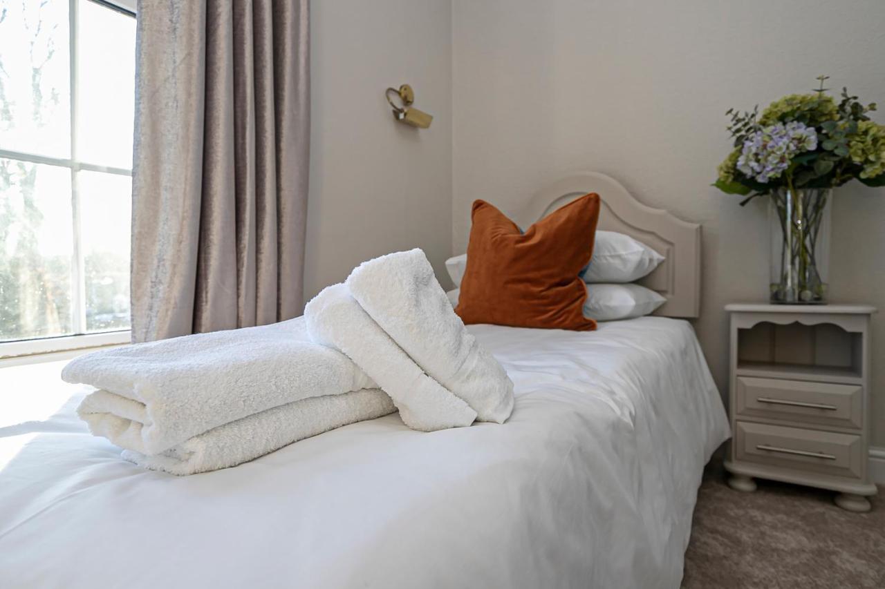 Pages Hotel And Guesthouse Харлоу Экстерьер фото