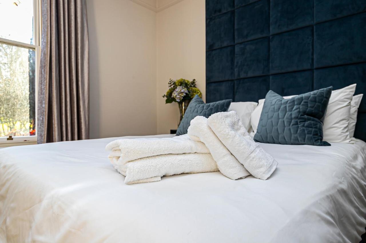 Pages Hotel And Guesthouse Харлоу Экстерьер фото