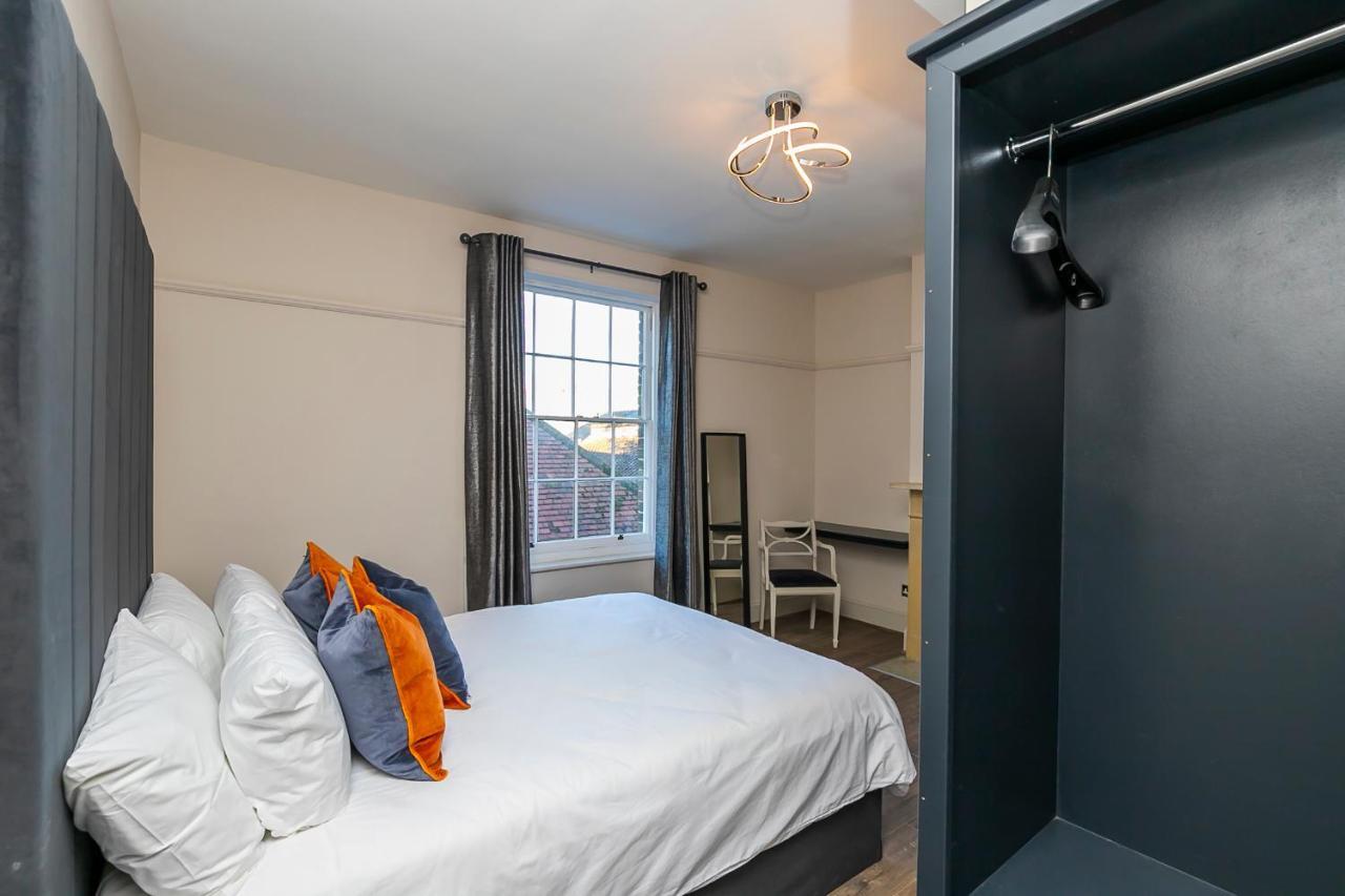 Pages Hotel And Guesthouse Харлоу Экстерьер фото