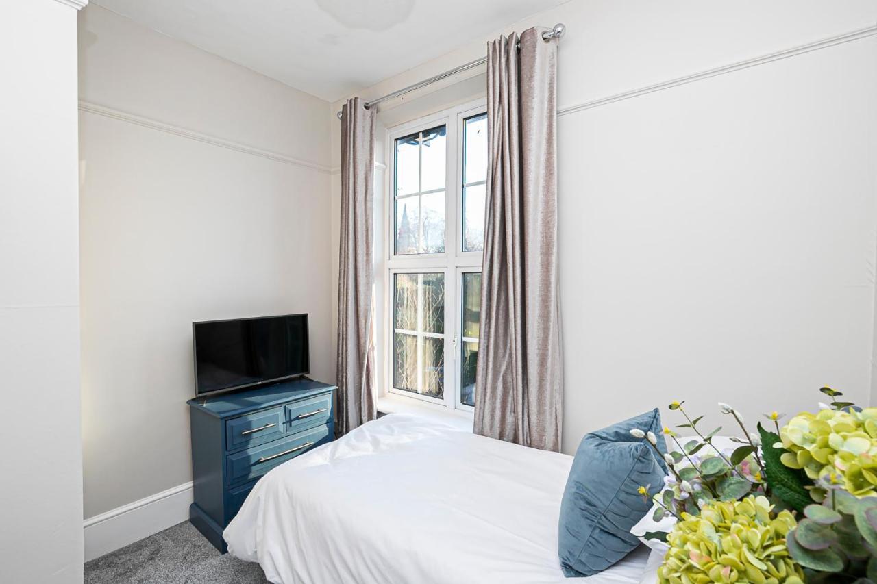Pages Hotel And Guesthouse Харлоу Экстерьер фото