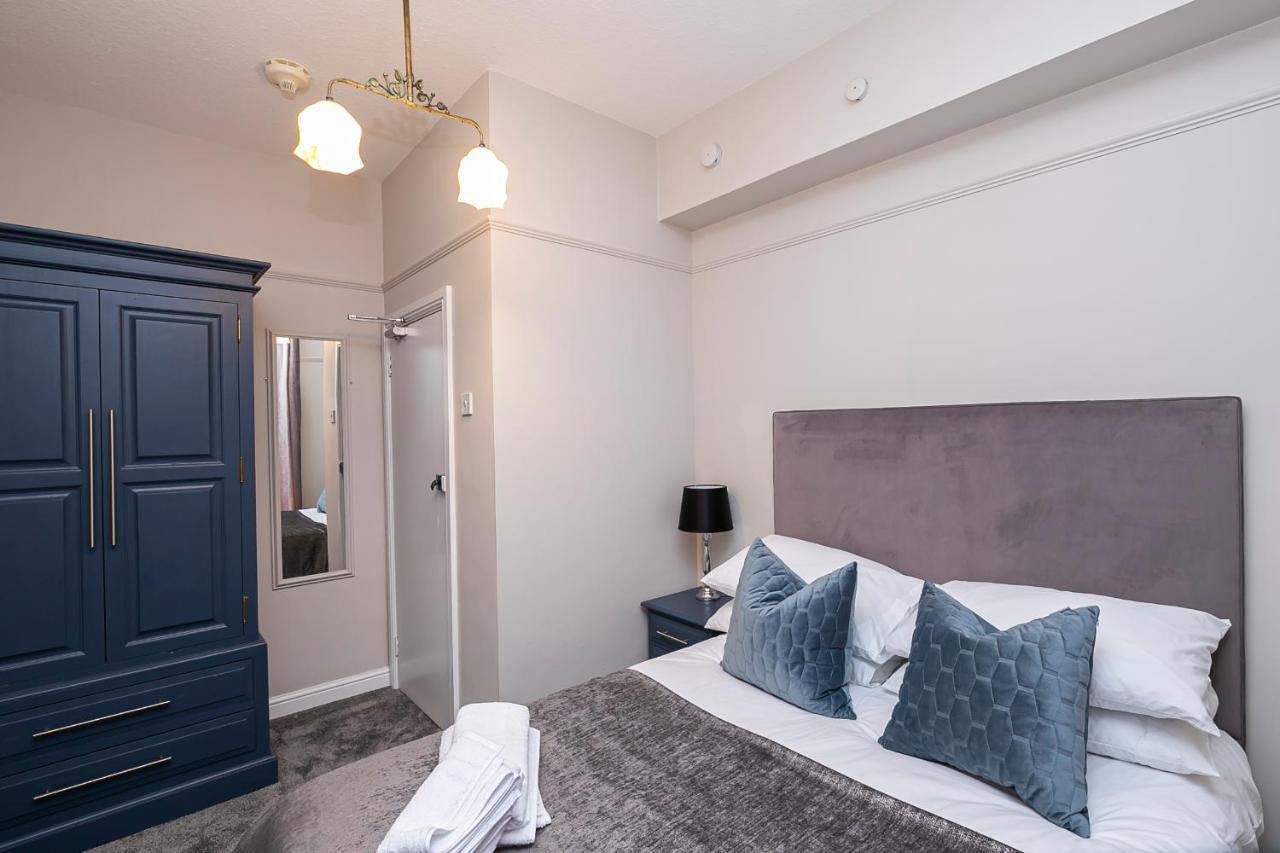 Pages Hotel And Guesthouse Харлоу Экстерьер фото
