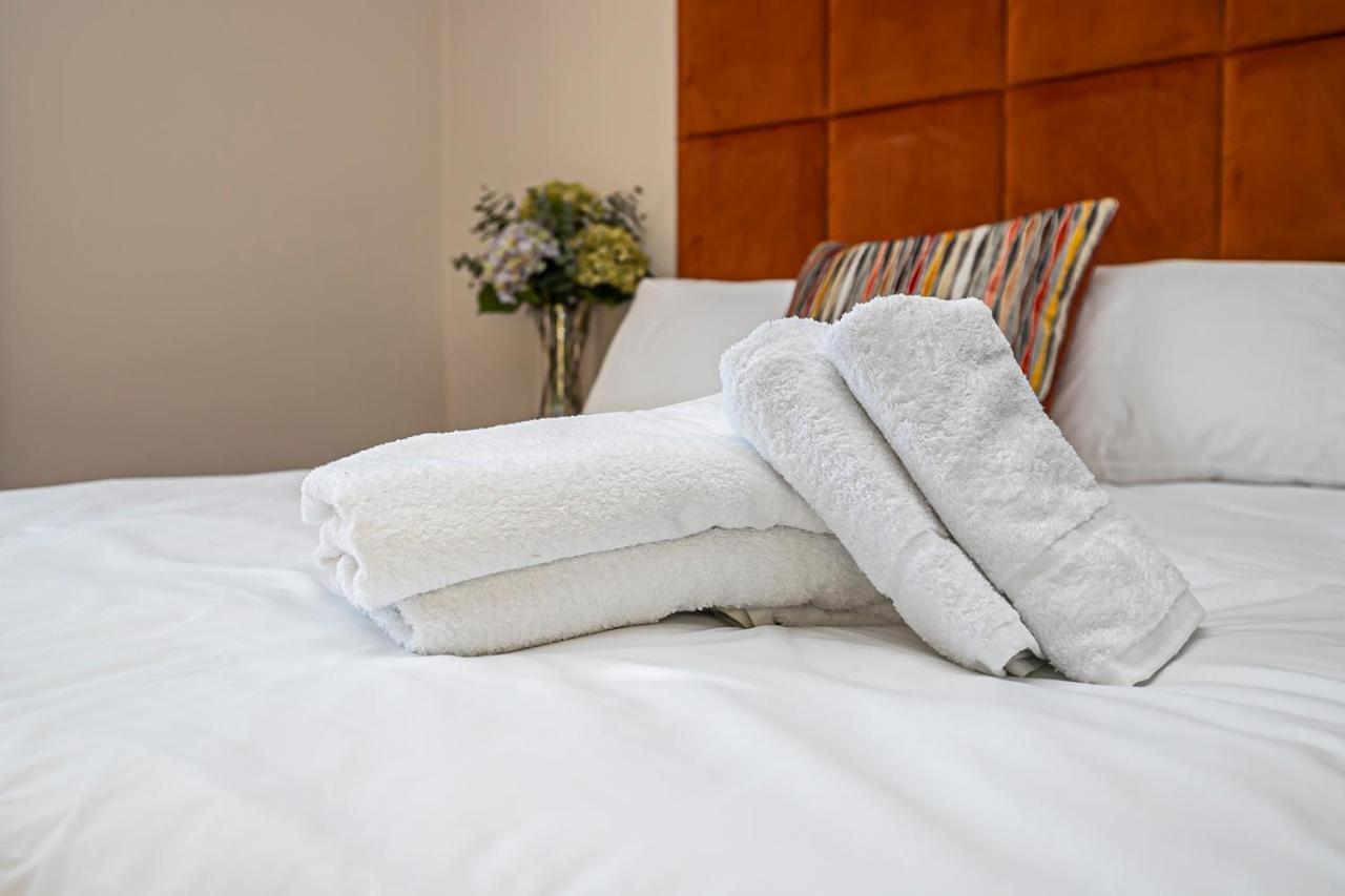 Pages Hotel And Guesthouse Харлоу Экстерьер фото