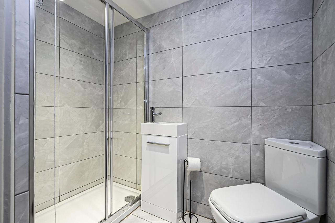 Pages Hotel And Guesthouse Харлоу Экстерьер фото