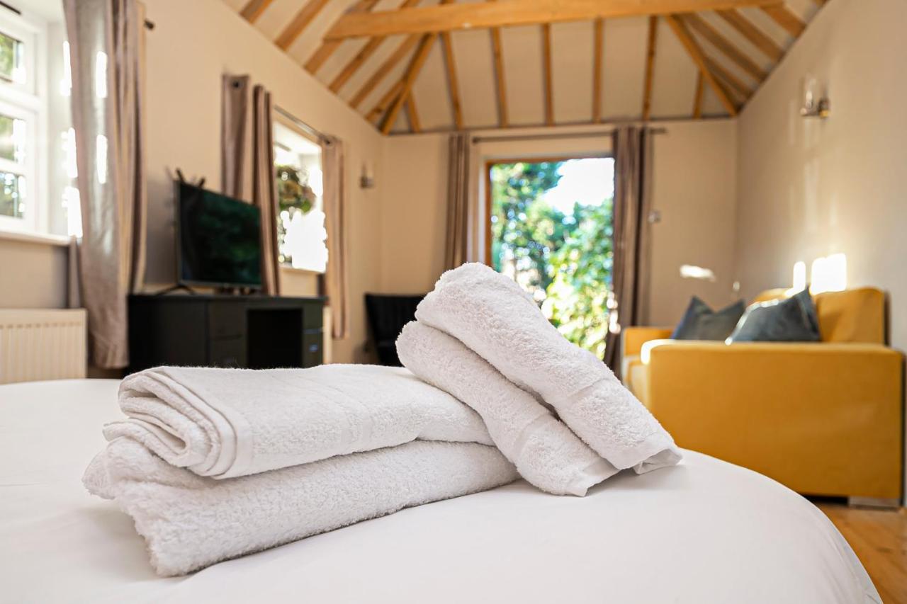 Pages Hotel And Guesthouse Харлоу Экстерьер фото