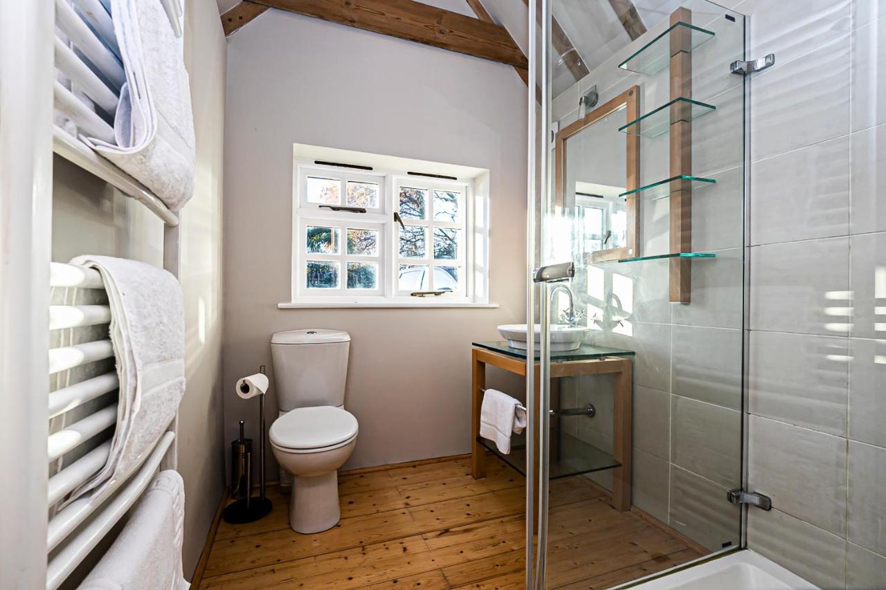 Pages Hotel And Guesthouse Харлоу Экстерьер фото